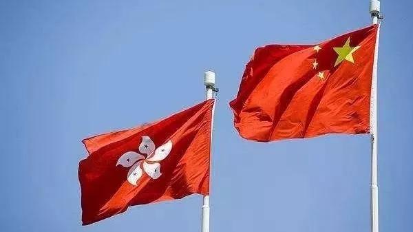 救援受困的长颈鹿