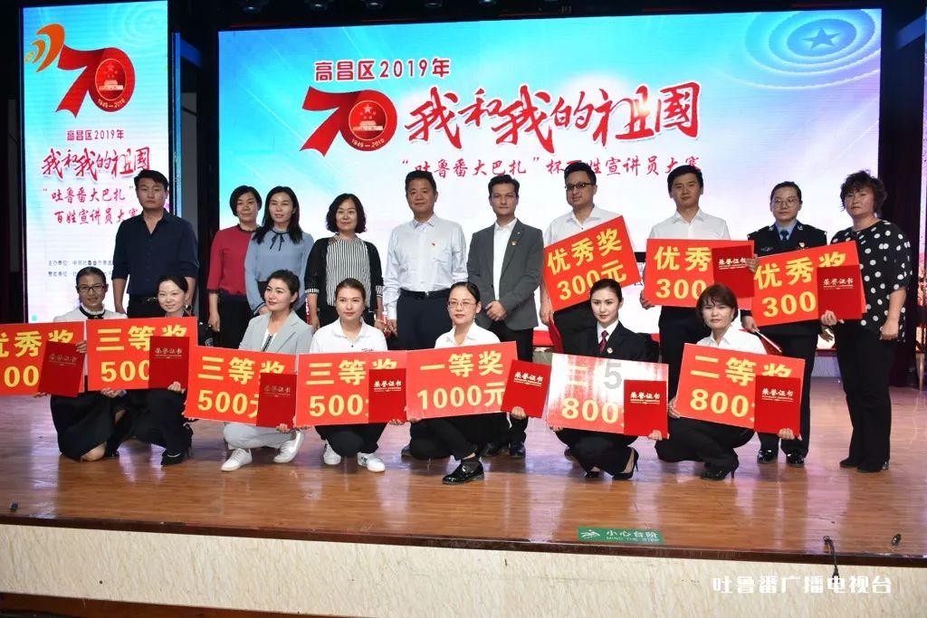 44岁知名男星明道与女粉合影！双手搭肩显亲切，笑容温馨引热议